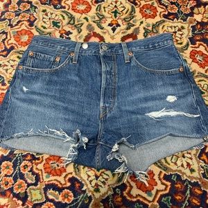 Levi’s Shorts - brand new - size 29 - mid wash